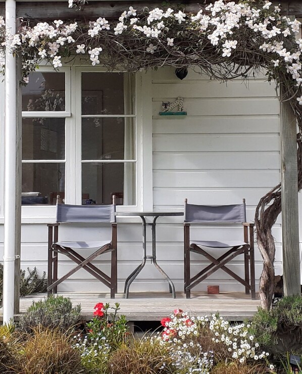 Terrace/patio - TREE COTTAGE charming, secluded, 20 mins from town (Warrington)