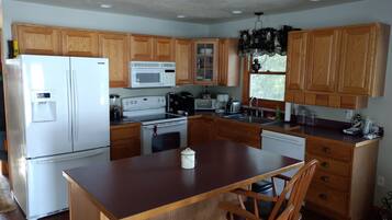 Køleskab, mikrobølgeovn, ovn, kogeplade