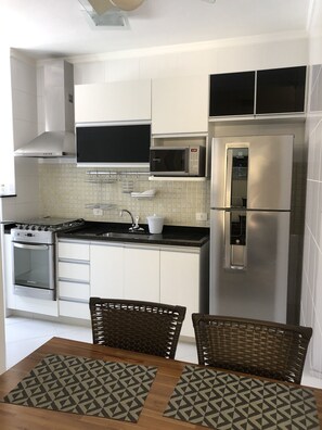 Geladeira, micro-ondas, fogão, cooktop