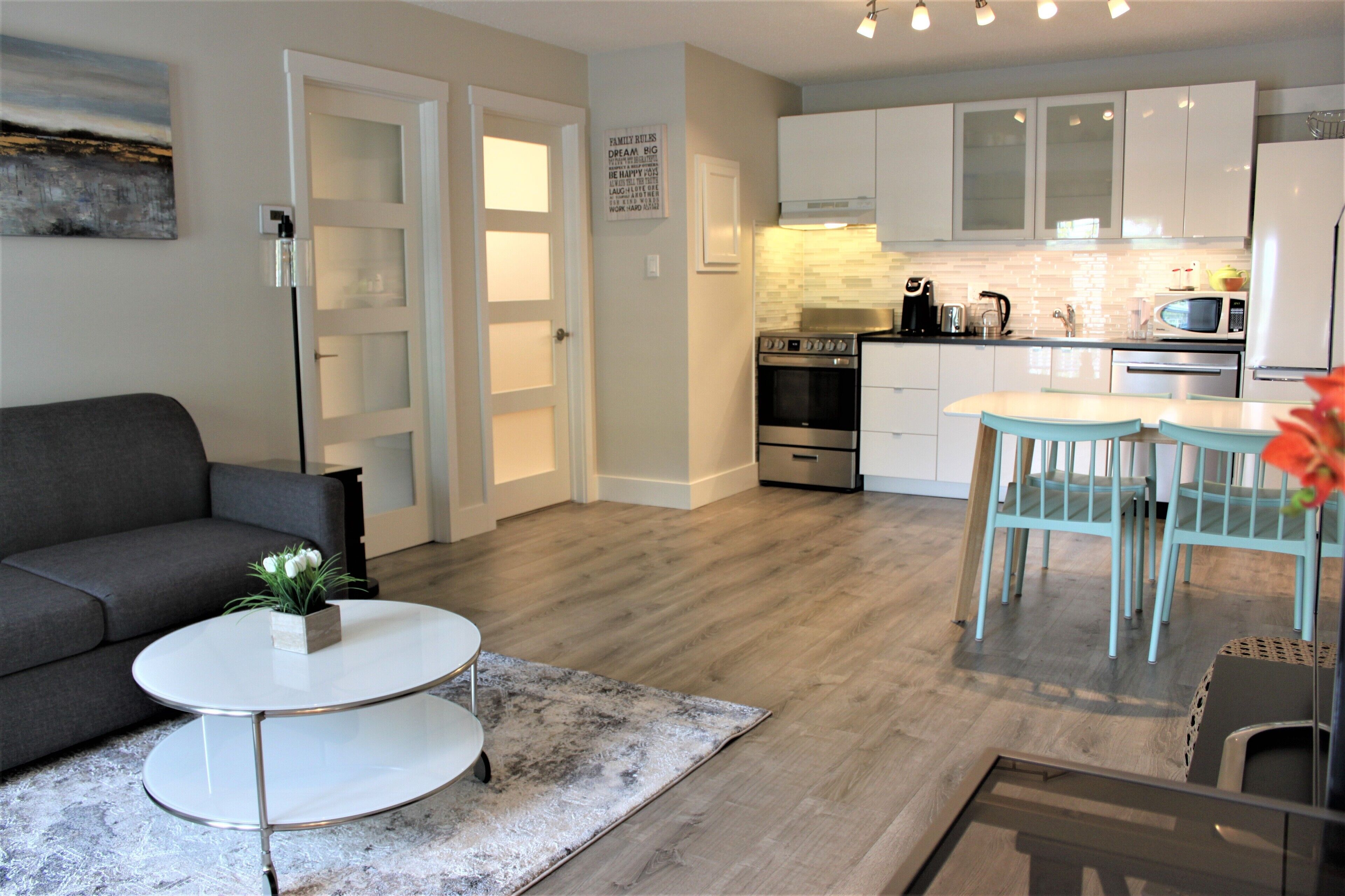 Modern Condo in Cranberry Village, Near Lake Beaches Trails Spa Ski Hills