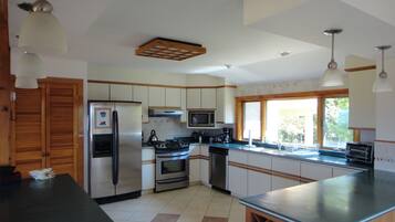 Køleskab, mikrobølgeovn, ovn, kogeplade