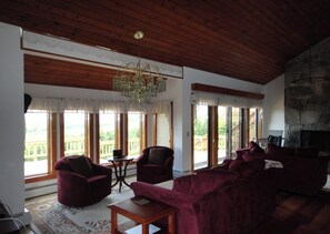 Smart-TV, Kamin, Tischfußball, Bücher