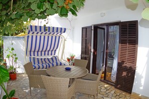 Outdoor dining - Holiday apartment in village Valbandon only 1km from the beach (Valbandon, Fažana)