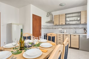 Fridge, oven, stovetop, dishwasher