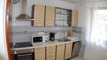 Refrigerador, horno, parrilla de estufa y lavavajillas