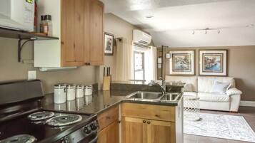 Réfrigérateur, four à micro-ondes, un four, surface de cuisson