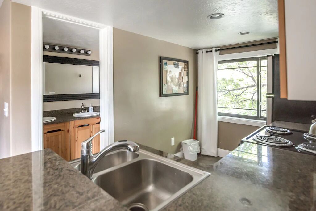 Aspenwood Manor- Aspenwood Manor- Downtown Bavarian Beauty