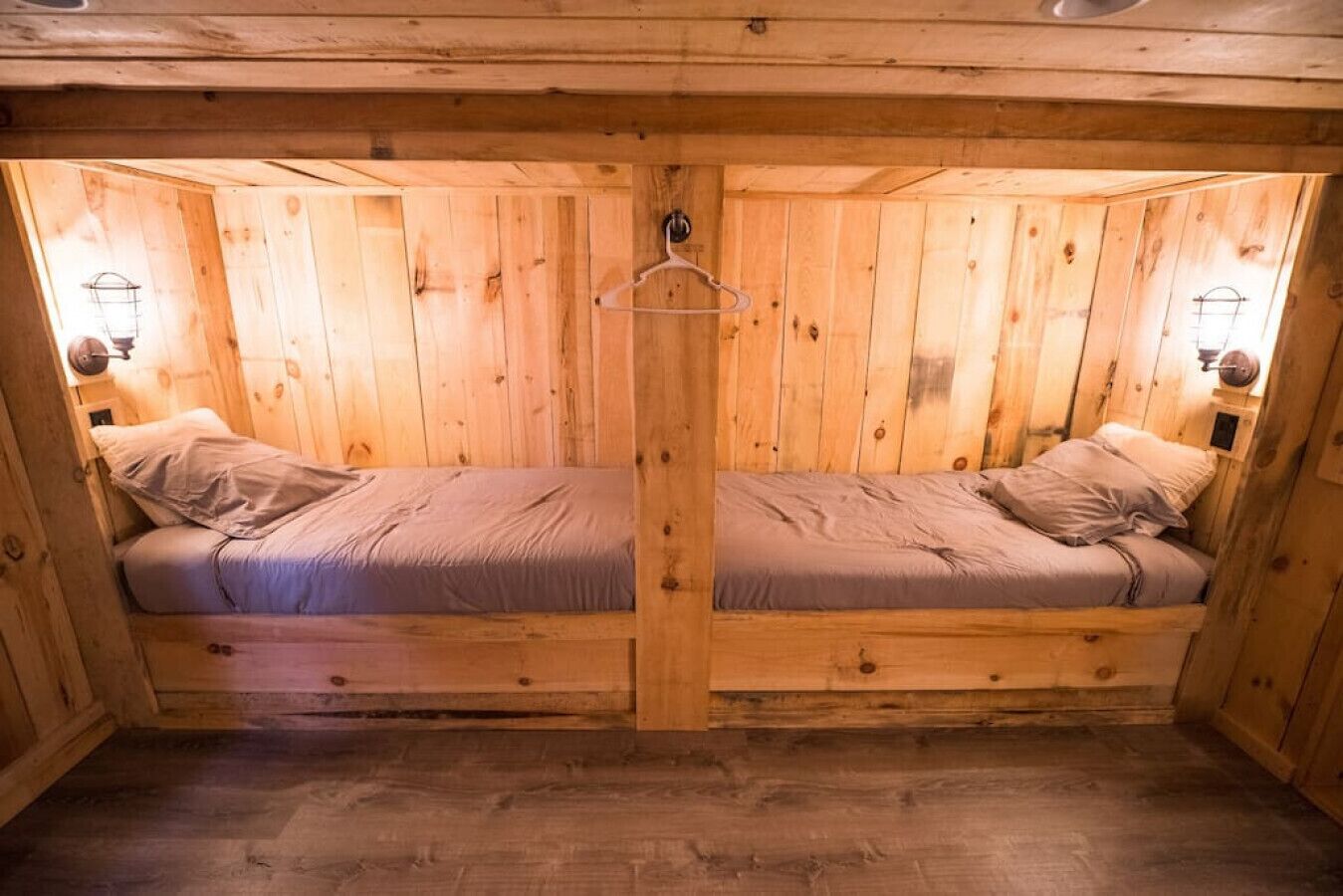 Directly in Village, Walk to river,  Hot Tub, Yard, Fire Place Best location