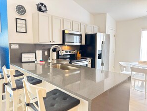 Fridge, microwave, oven, stovetop - Waterfront pool property - 5 rooms - 10 guests (Davenport)