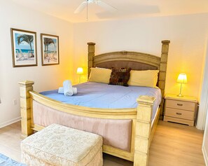 5 bedrooms, iron/ironing board, WiFi, bed sheets - Waterfront pool property - 5 rooms - 10 guests (Davenport)