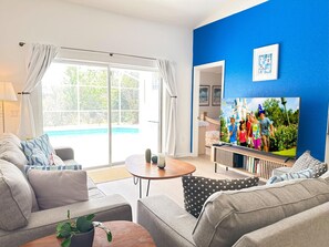 TV - Waterfront pool property - 5 rooms - 10 guests (Davenport)