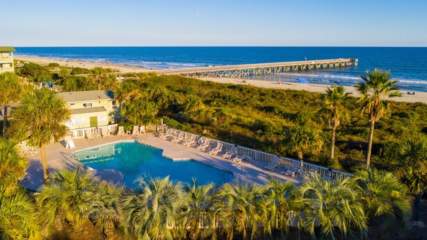Ein Resort mit Schwimmbad, Strand und Steg.