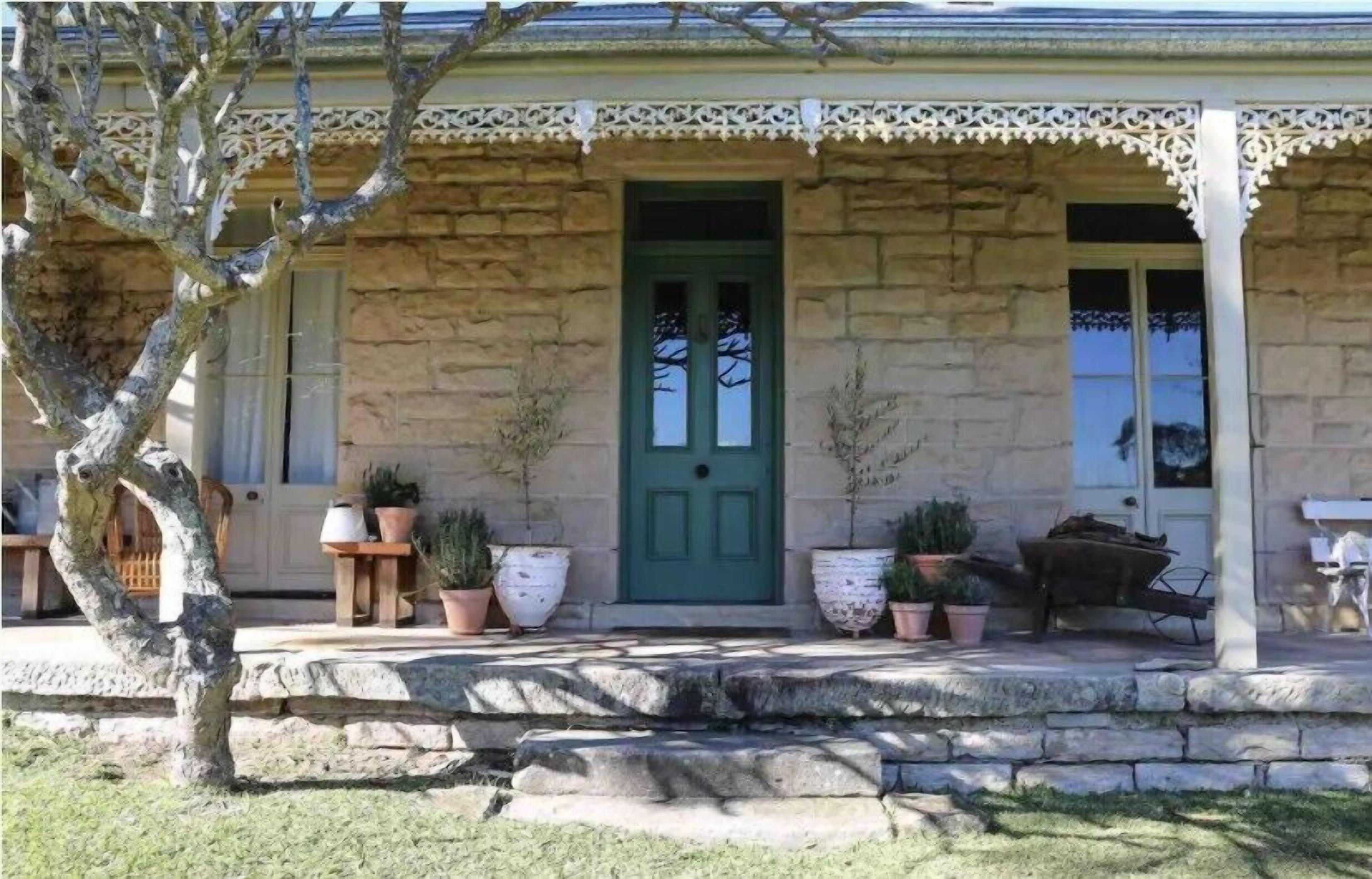 Simpson Cottage BundeenaHistorical sandstone cottage water views, large garden