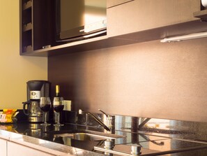 Refrigerador, microondas, parrilla de estufa y cafetera y tetera