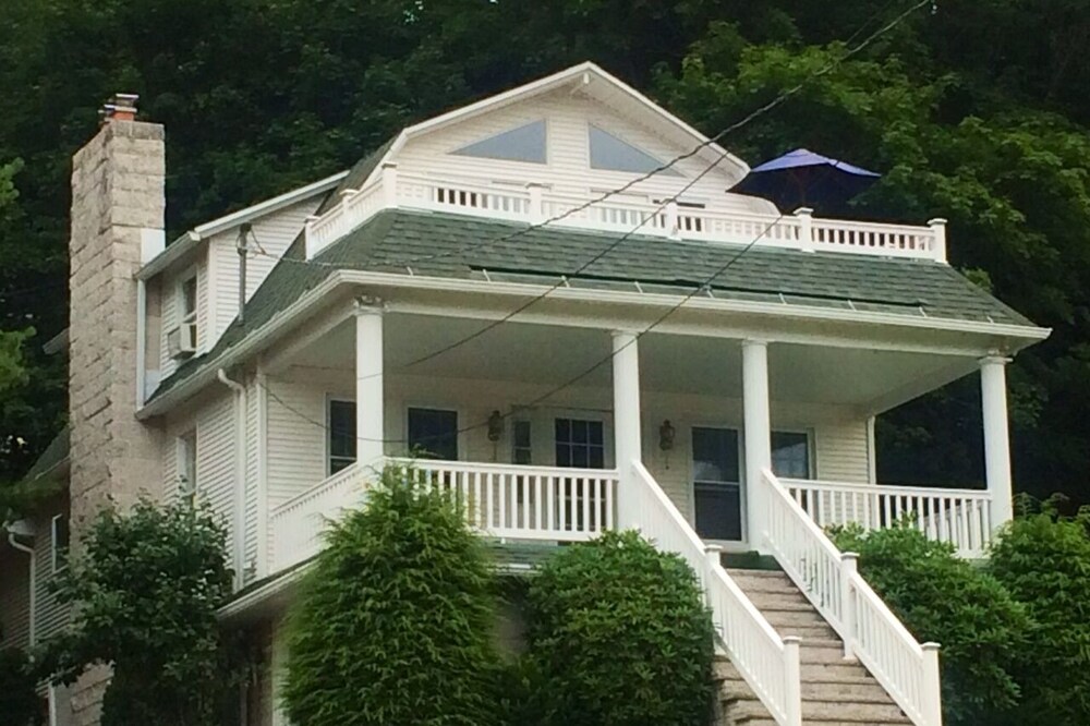 Charming Lake House Cottage with beach access and lake view