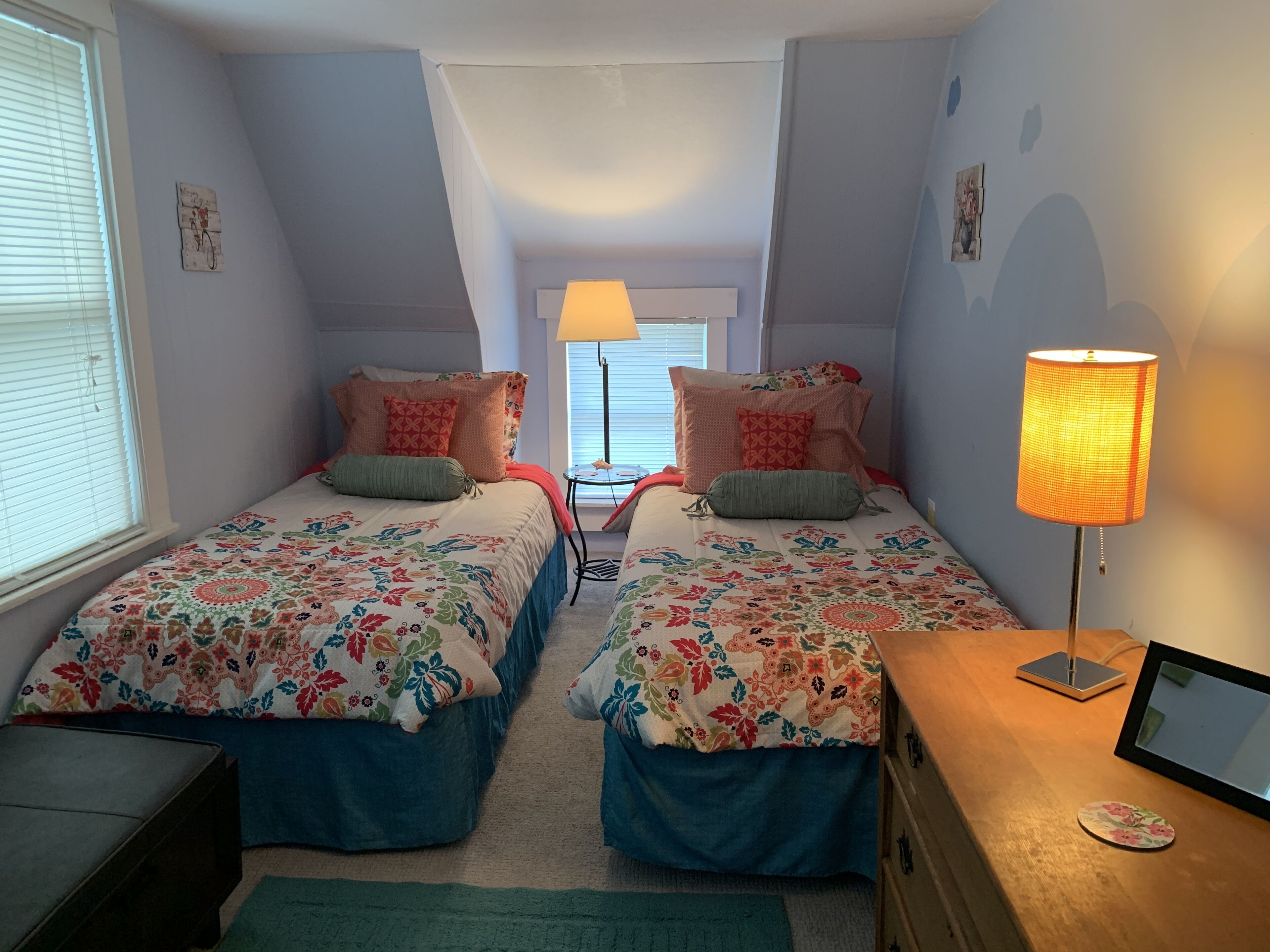 Charming Lake House Cottage with beach access and lake view