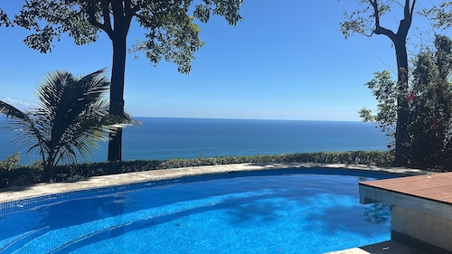 Pool, stunning ocean view, quiet, stairway to beach, ECO house