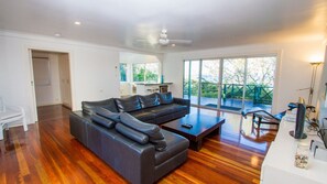 TV - NICK'S PLACE - ON BEACH HOLIDAY HOUSE (AGNES WATER)