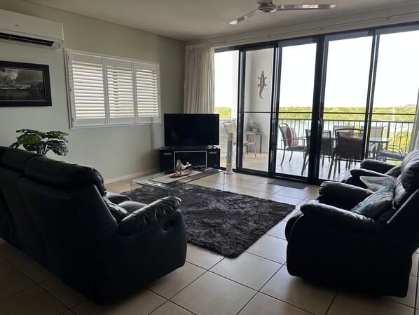 Smart TV, DVD player, books, video library - Nautika at Bayview, Darwin (BAYVIEW)