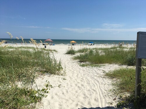 3 BEDROOM LUXURY HOME PET FRIENDLY. 1-2 MINUTE WALK TO THE BEACH