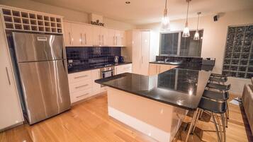 Jääkaappi, mikroaaltouuni, uuni, liesi