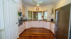 Kylskåp, mikrovågsugn, ugn och diskmaskin