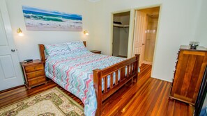 4 bedrooms, free WiFi, bed sheets - MARINE BREAK Agnes Water - secure boat parking inside yard, outside pet welcome (AGNES WATER)
