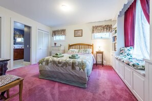 4 bedrooms, iron/ironing board, free WiFi, bed sheets