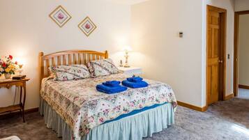 4 bedrooms, iron/ironing board, free WiFi, bed sheets