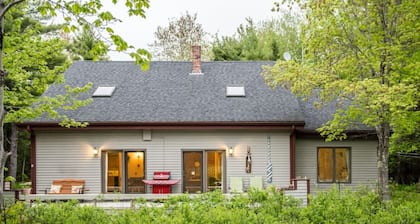 Open and Sunny Saltbox Central to all of Acadia