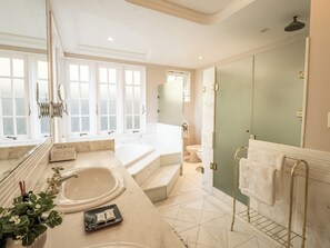 Bruser, boblebadekar, bidet, håndklæder