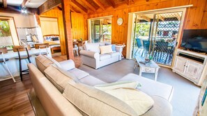 TV - IDLE DAZE BEACH HOUSE (AGNES WATER)