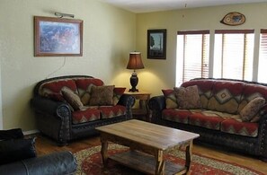 Smart TV, chimenea, reproductor de DVD y libros