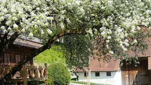 Ein traditionelles Gebäude mit einem geneigten Dach und einem Holzzaun davor.