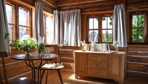 HISTORIC BAVARIAN COTTAGE; Heritage Stay with Sauna, Hot Tub and Spa