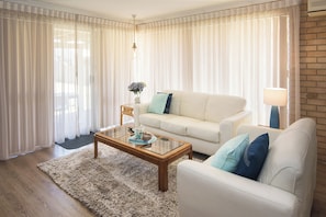 Smart TV, chimenea, reproductor de DVD y libros