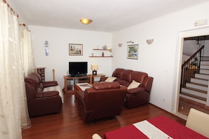 Smart TV, books, stereo