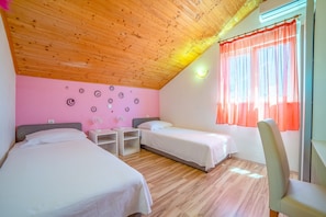3 bedrooms, desk, soundproofing, iron/ironing board
