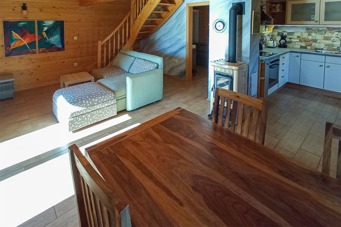 Smart TV, chimenea y estéreo 