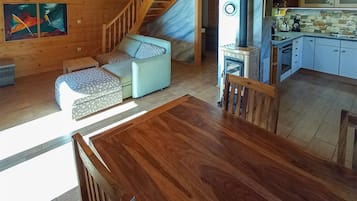 Smart TV, chimenea y estéreo