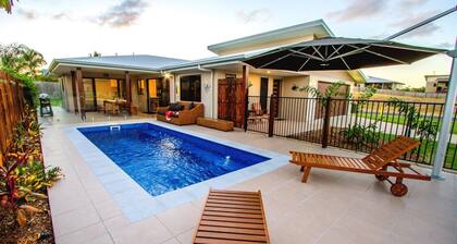 JUST ONE MORE holiday home with pool & outside pets welcome