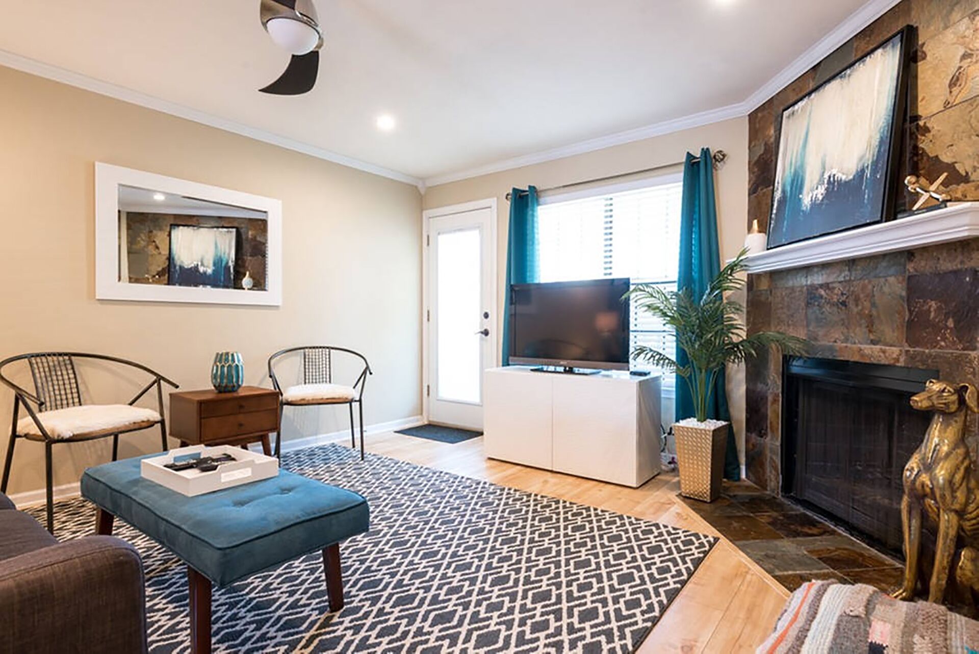 2BR/2BA w/ pool close to downtown, walk to everything on South Congress