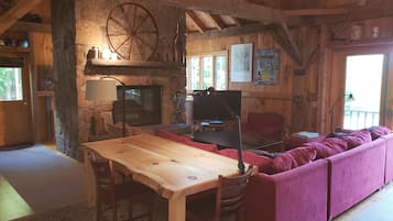 Fernseher, Kamin, Bücher, Stereoanlage