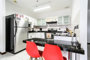 Refrigerador, microondas, horno y parrilla de estufa