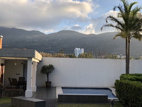 Incroyable - Emplacement pratique à Trejos Montealegre à droite par Av Escazu et CIMA 