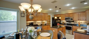 Near SeaWorld! Modern Family Home w/ Pool Access
