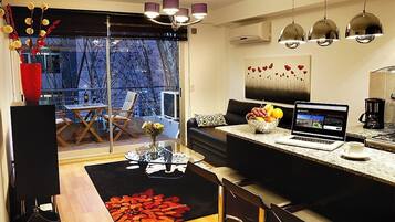 Smart TV, Netflix, streaming services, video library