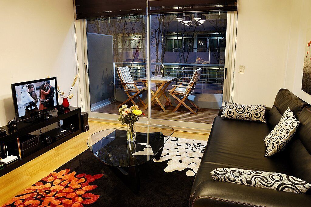 Smart TV, Netflix, streaming services, video library