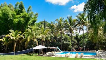 Una piscina al aire libre