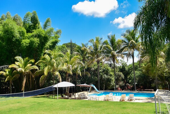 Una piscina al aire libre